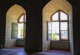 Les vitraux de la grande salle du château